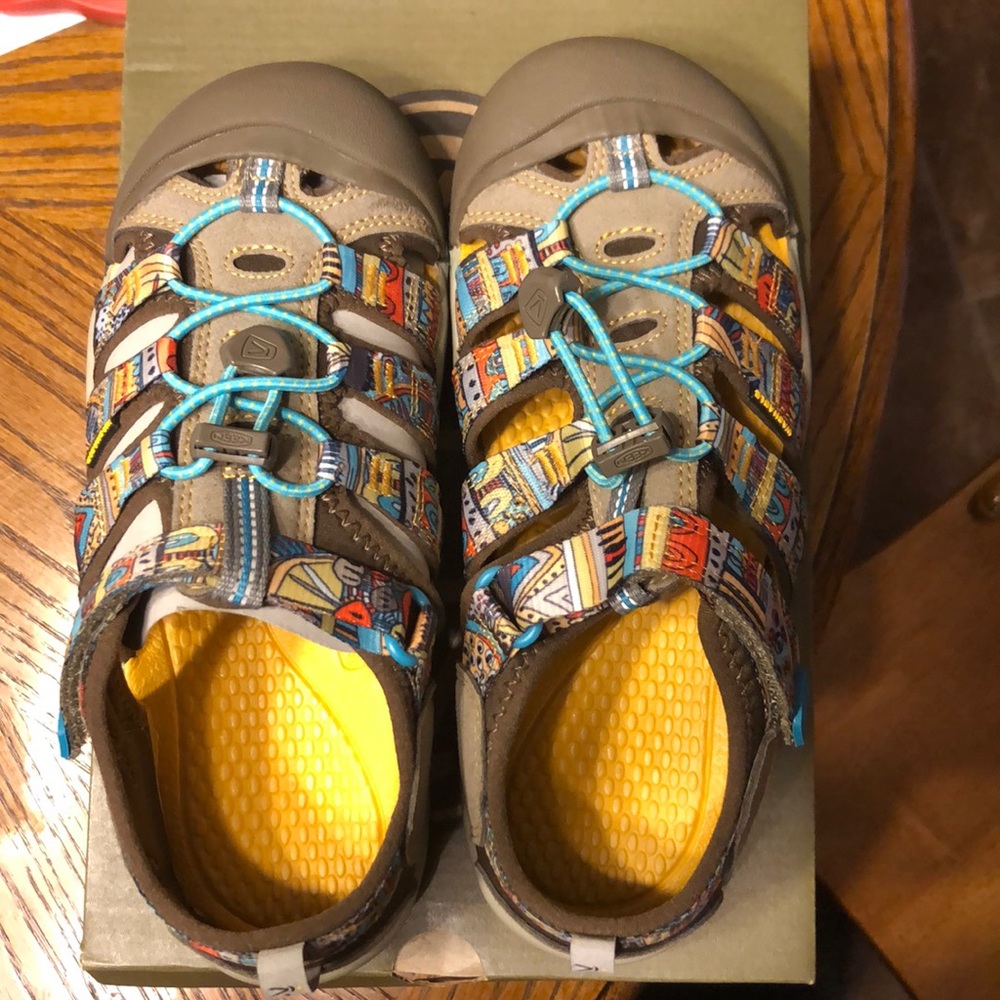 Brand new girls keen sandals size youth 4